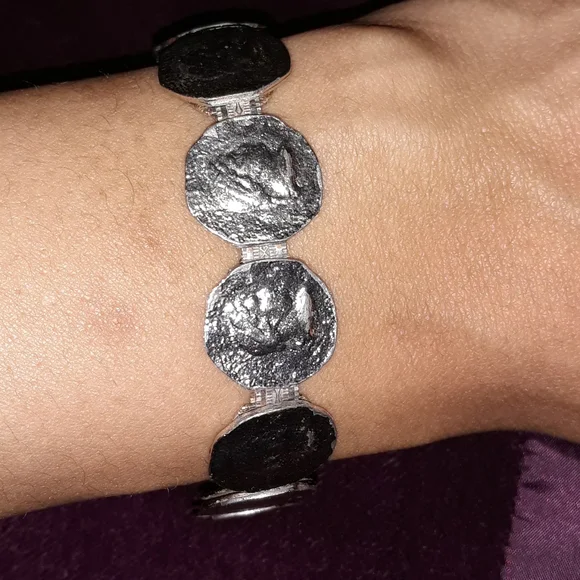 Bracelet..7.5inches..Silver Toned - Picture 11 of 12